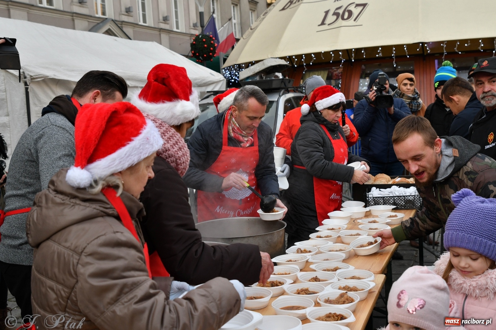 Zdjęcie w galerii na portalu naszraciborz.pl: Bigos i plastik. Ile kosztował jarmarkowy poczęstunek  wiadomości z regionu