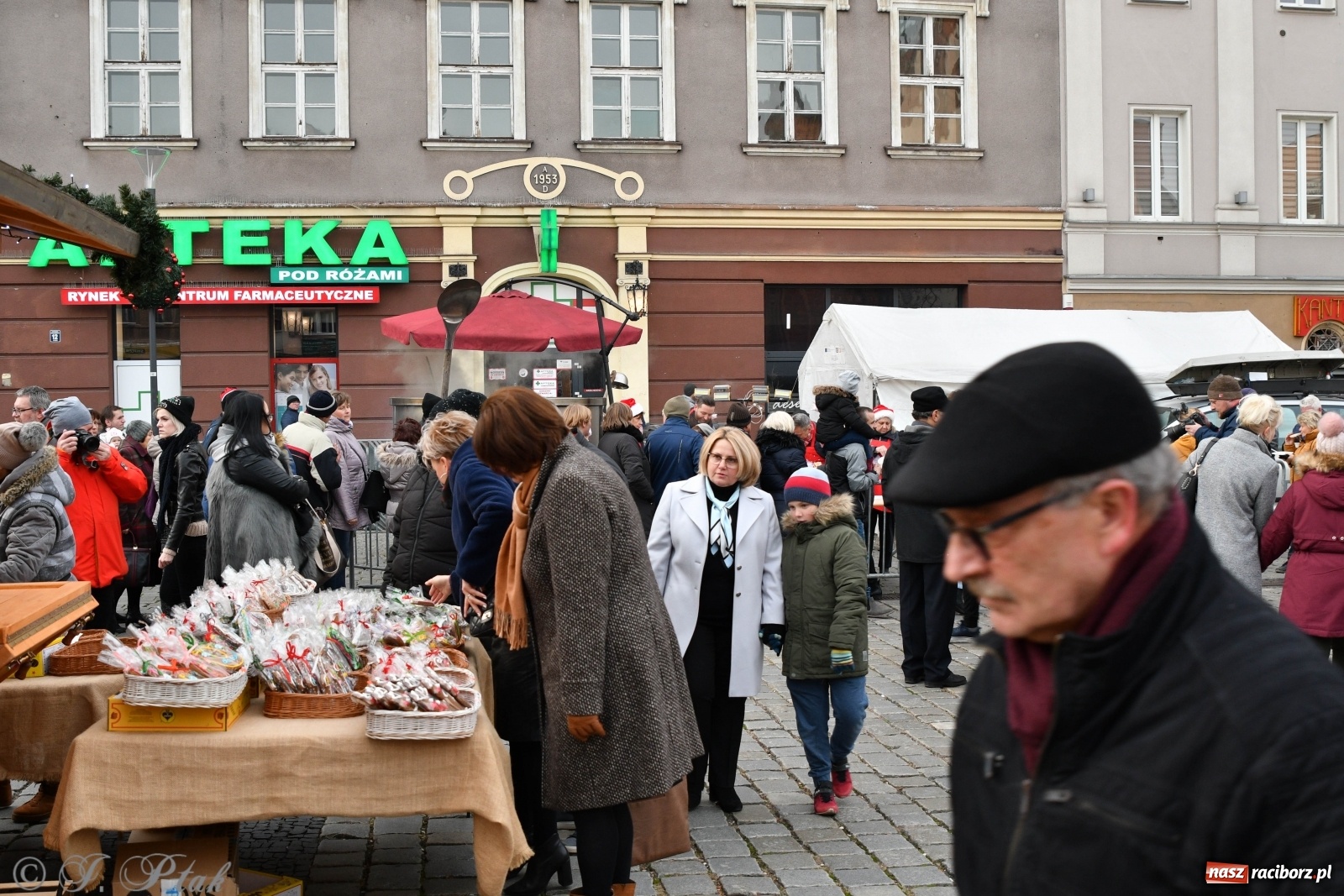 Zdjęcie w galerii na portalu naszraciborz.pl: Bigos i plastik. Ile kosztował jarmarkowy poczęstunek  wiadomości z regionu