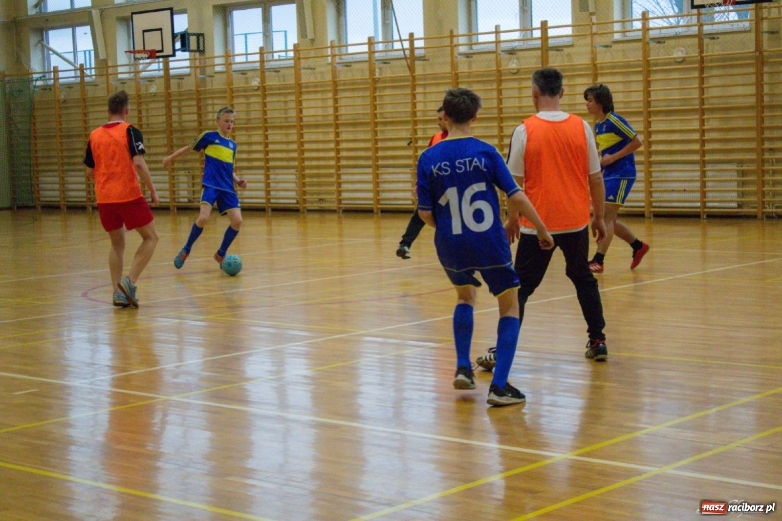 Zdjęcie w galerii na portalu naszraciborz.pl: Kuźniańska Stal zwycięzcą turnieju mikołajkowego w Kornowacu wiadomości z regionu