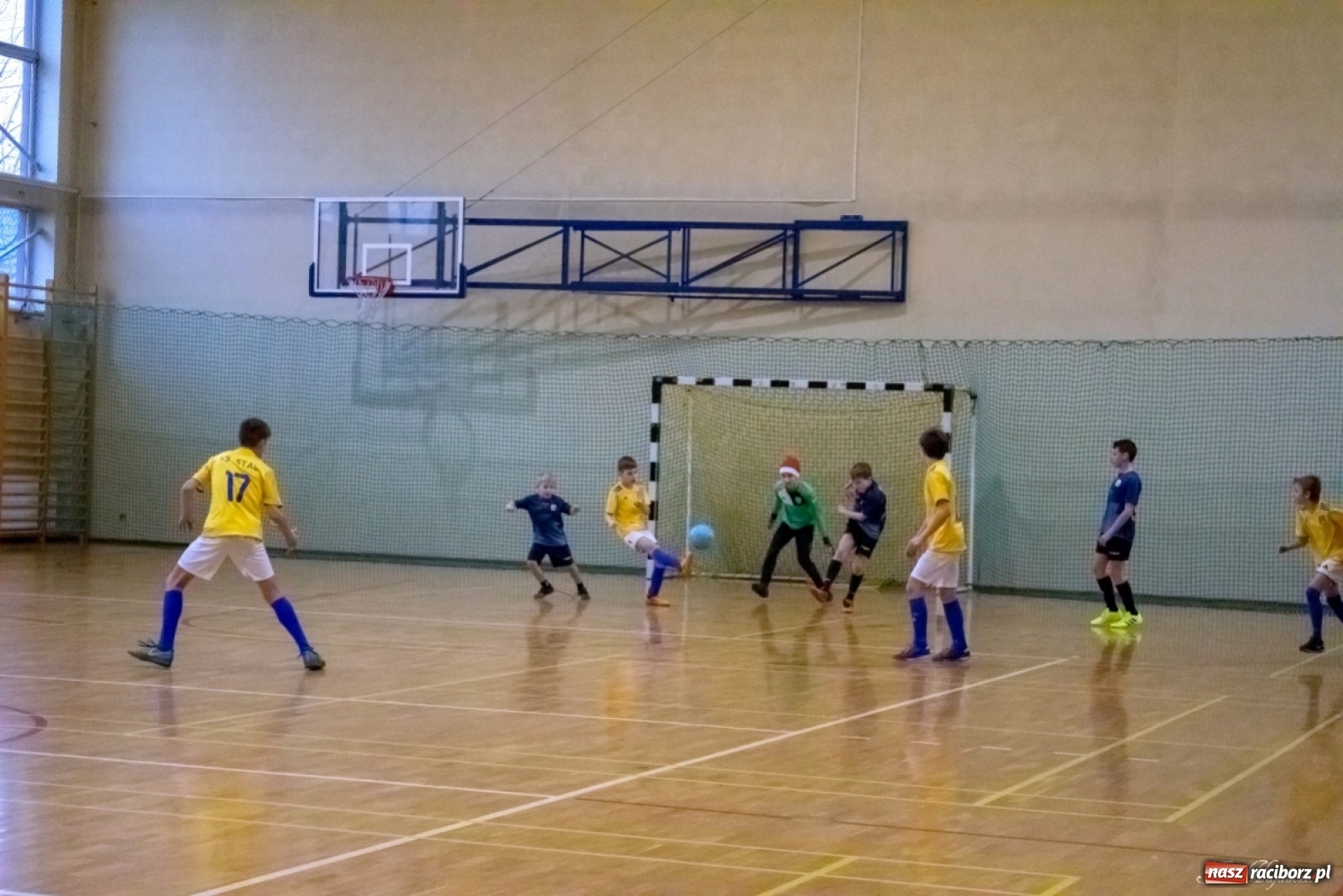 Zdjęcie w galerii na portalu naszraciborz.pl: Kuźniańska Stal zwycięzcą turnieju mikołajkowego w Kornowacu wiadomości z regionu