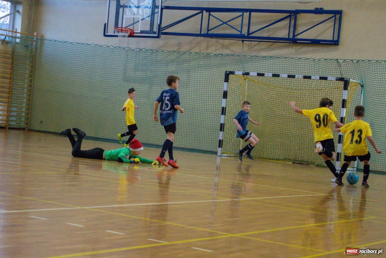 Zdjęcie w galerii na portalu naszraciborz.pl: Kuźniańska Stal zwycięzcą turnieju mikołajkowego w Kornowacu wiadomości z regionu