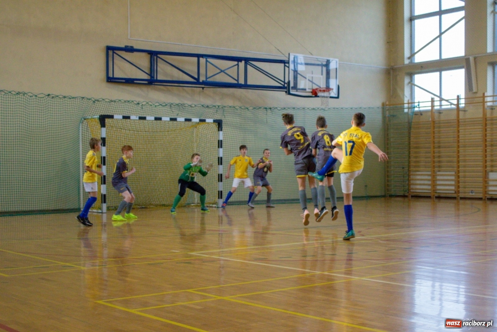 Zdjęcie w galerii na portalu naszraciborz.pl: Kuźniańska Stal zwycięzcą turnieju mikołajkowego w Kornowacu wiadomości z regionu