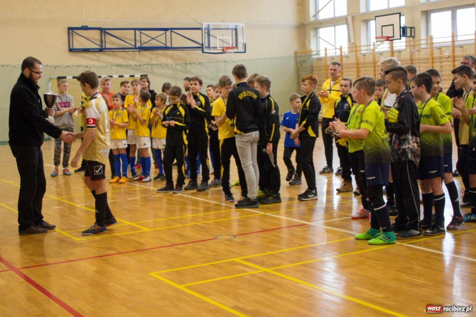 Zdjęcie w galerii na portalu naszraciborz.pl: Kuźniańska Stal zwycięzcą turnieju mikołajkowego w Kornowacu wiadomości z regionu