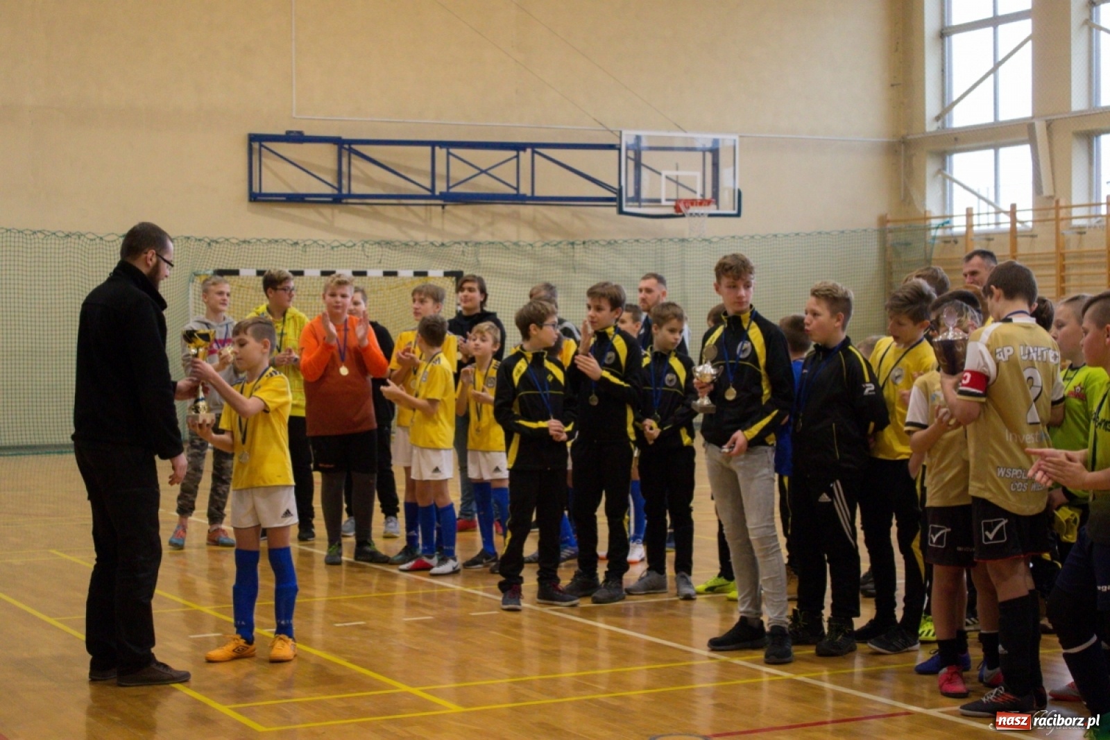 Zdjęcie w galerii na portalu naszraciborz.pl: Kuźniańska Stal zwycięzcą turnieju mikołajkowego w Kornowacu wiadomości z regionu