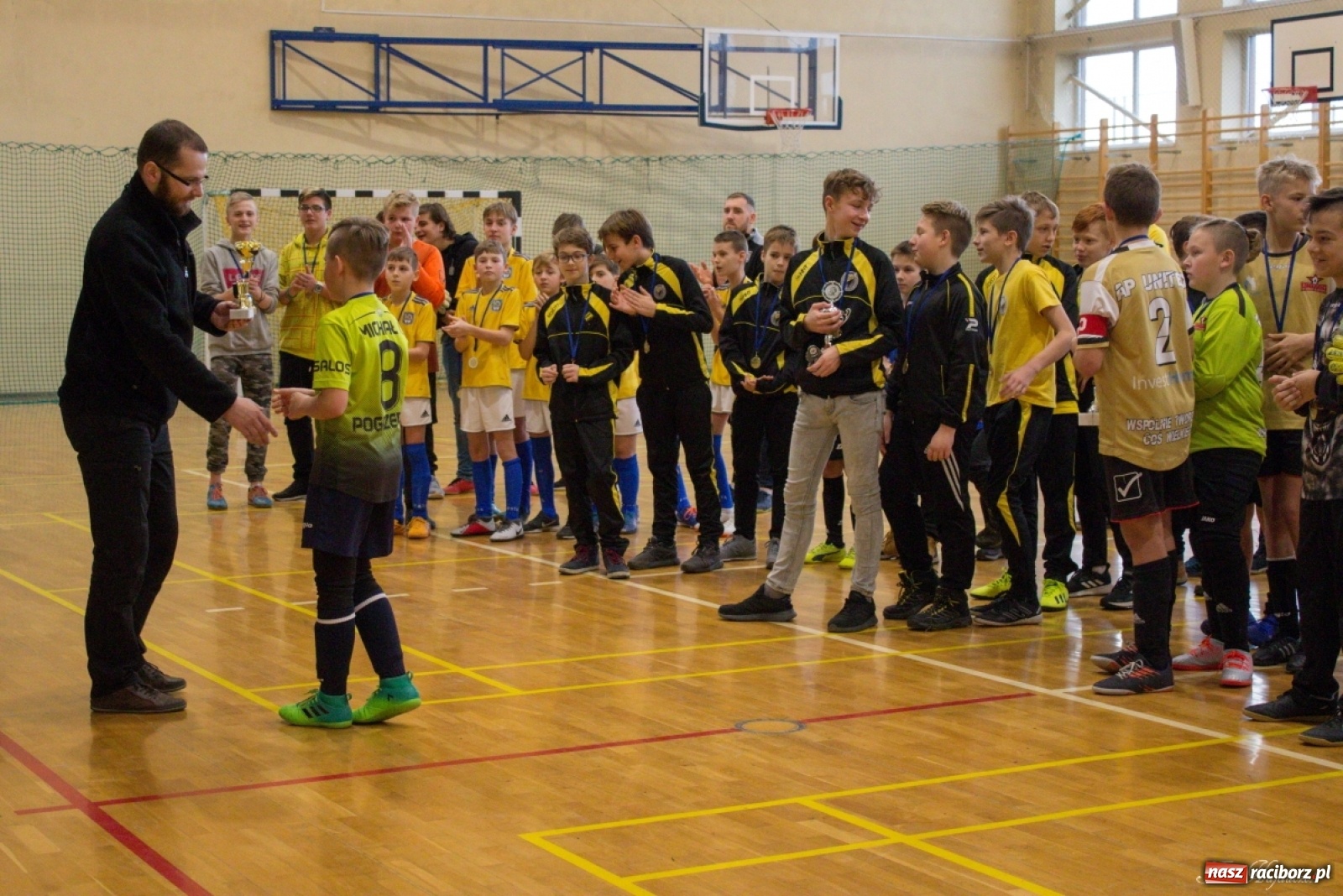 Zdjęcie w galerii na portalu naszraciborz.pl: Kuźniańska Stal zwycięzcą turnieju mikołajkowego w Kornowacu wiadomości z regionu