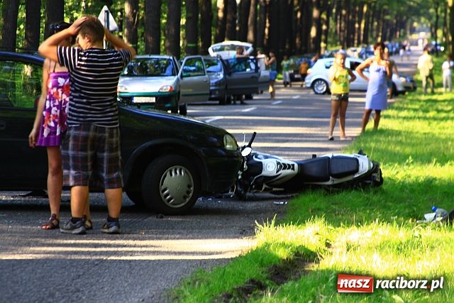 Zdjęcie w galerii na portalu naszraciborz.pl: Zderzenie opla z renault w Rudach wiadomości z regionu