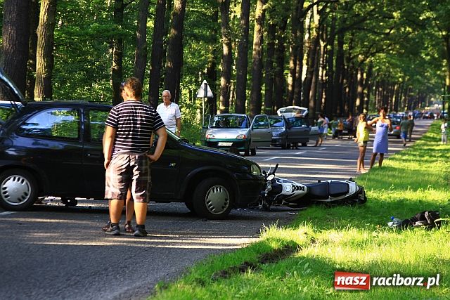 Zdjęcie w galerii na portalu naszraciborz.pl: Zderzenie opla z renault w Rudach wiadomości z regionu
