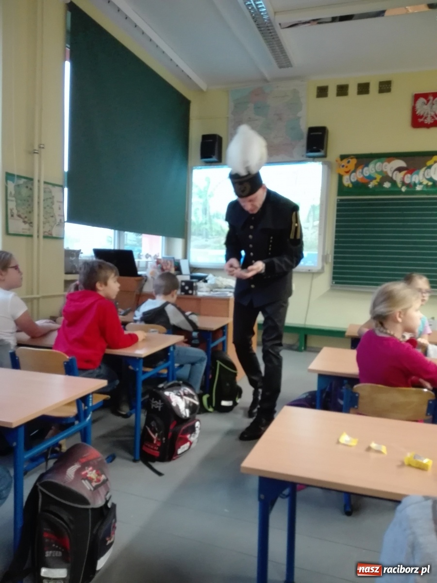 Zdjęcie w galerii na portalu naszraciborz.pl: Dzieci z SP 15 spotkały się z górnikiem wiadomości z regionu