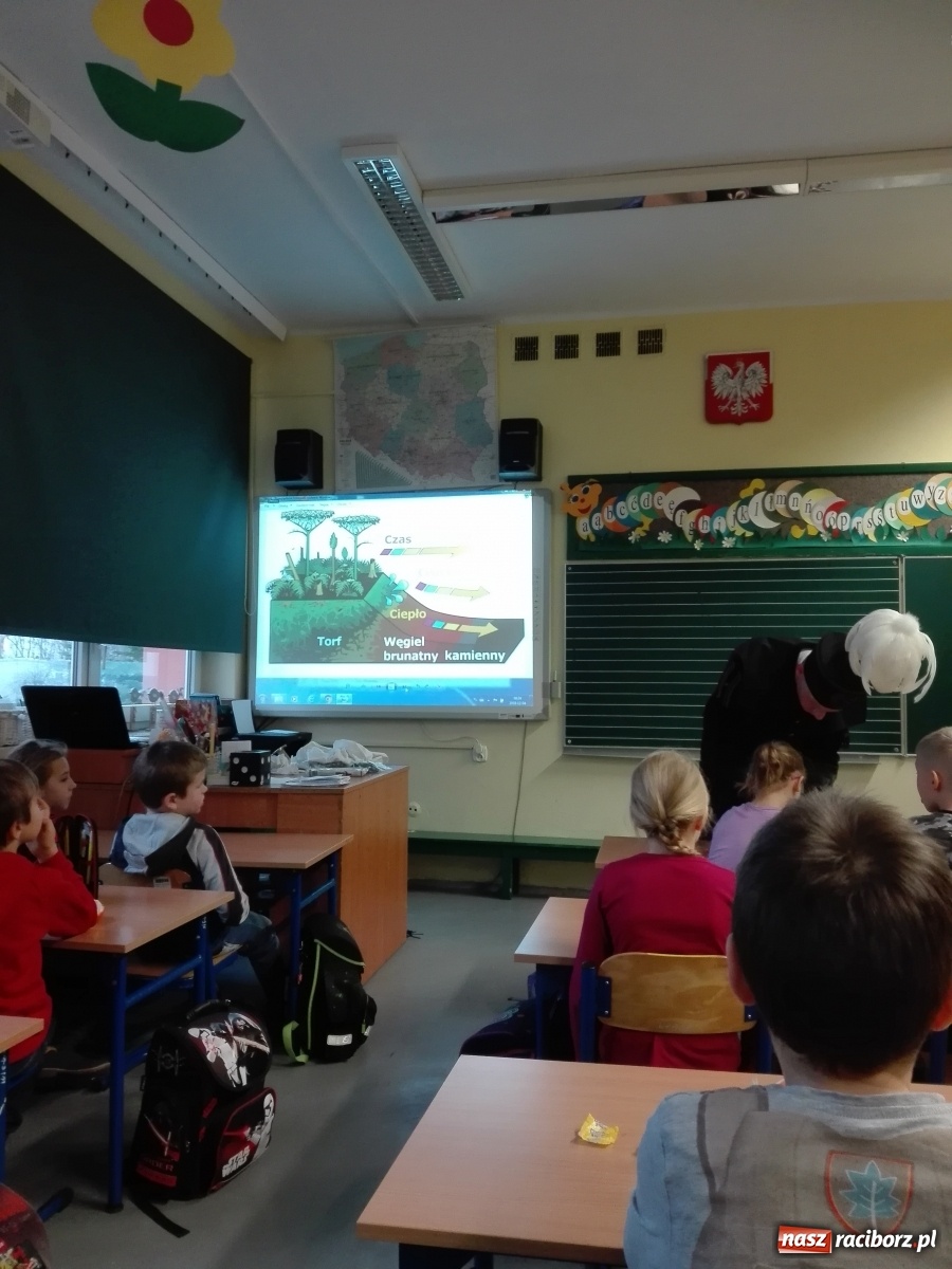 Zdjęcie w galerii na portalu naszraciborz.pl: Dzieci z SP 15 spotkały się z górnikiem wiadomości z regionu