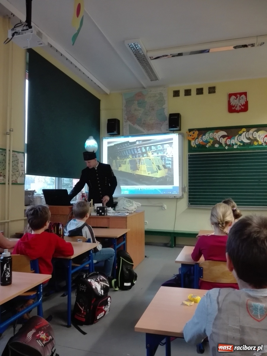 Zdjęcie w galerii na portalu naszraciborz.pl: Dzieci z SP 15 spotkały się z górnikiem wiadomości z regionu