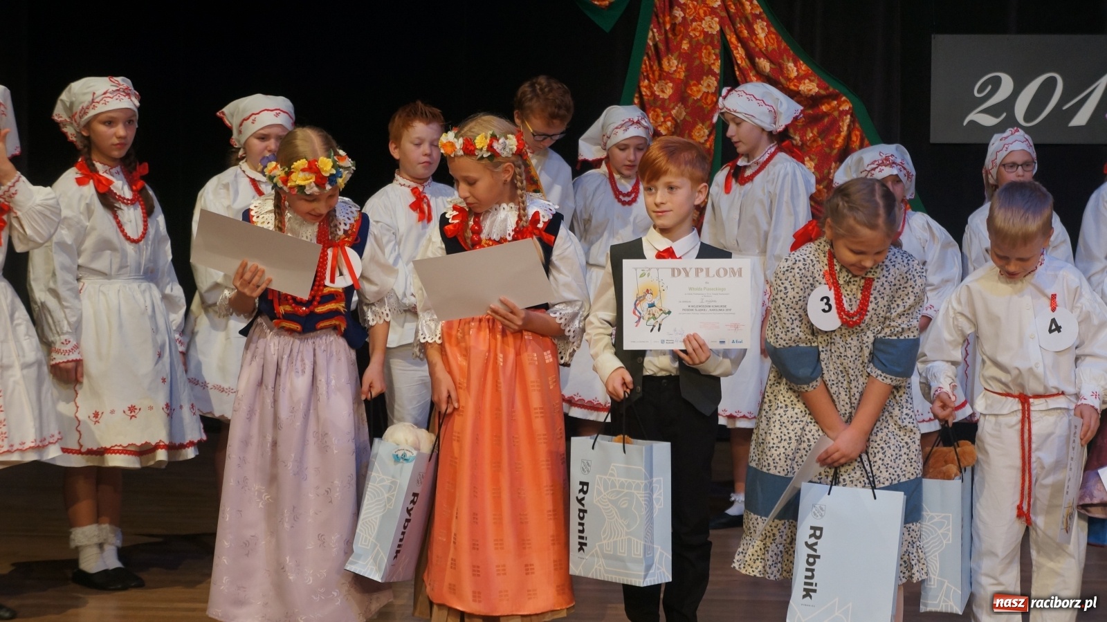 Zdjęcie w galerii na portalu naszraciborz.pl: Frelki z SP 18 wyśpiewały zwycięstwo wiadomości z regionu