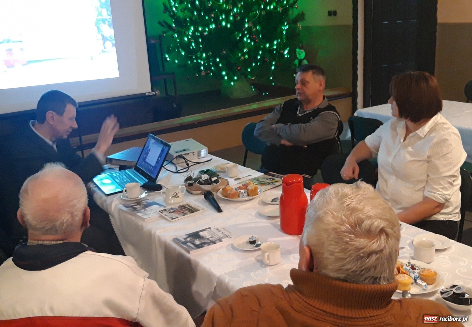 Zdjęcie w galerii na portalu naszraciborz.pl: Spotkanie autorskie z Henrykiem Postawką w Jankowicach wiadomości z regionu