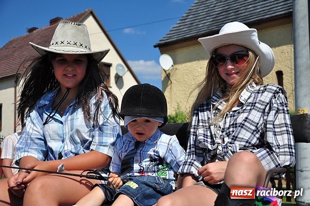 Zdjęcie w galerii na portalu naszraciborz.pl: Dożynki w Sudole z młodą na rowerze wiadomości z regionu