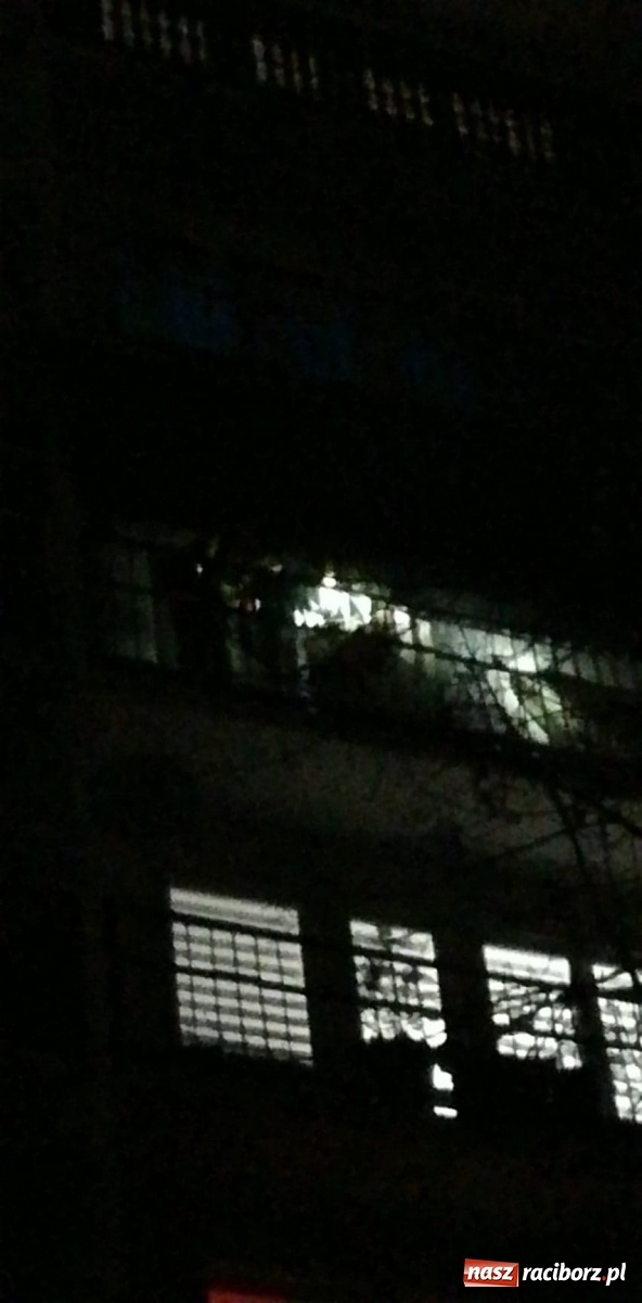 Zdjęcie w galerii na portalu naszraciborz.pl: Balkon jak pochodnia. Pożar na Żorskiej  wiadomości z regionu