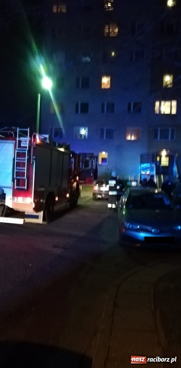 Zdjęcie w galerii na portalu naszraciborz.pl: Balkon jak pochodnia. Pożar na Żorskiej  wiadomości z regionu