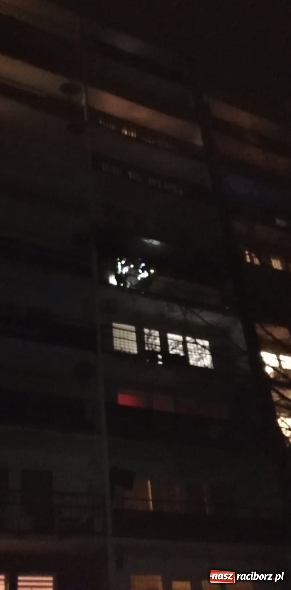 Zdjęcie w galerii na portalu naszraciborz.pl: Balkon jak pochodnia. Pożar na Żorskiej  wiadomości z regionu