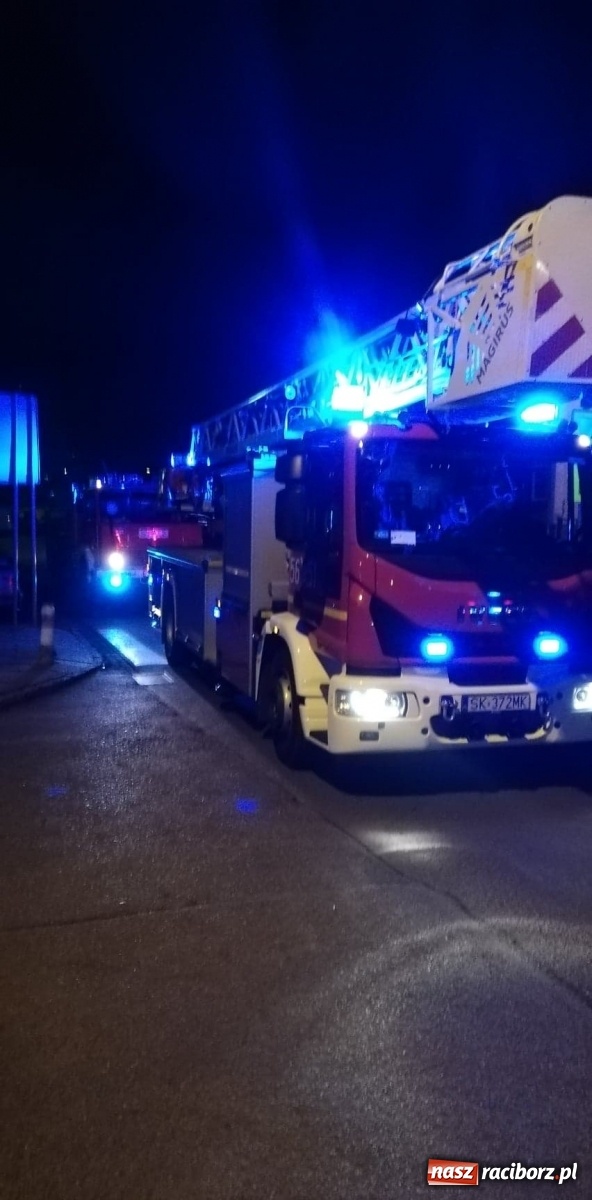 Zdjęcie w galerii na portalu naszraciborz.pl: Balkon jak pochodnia. Pożar na Żorskiej  wiadomości z regionu