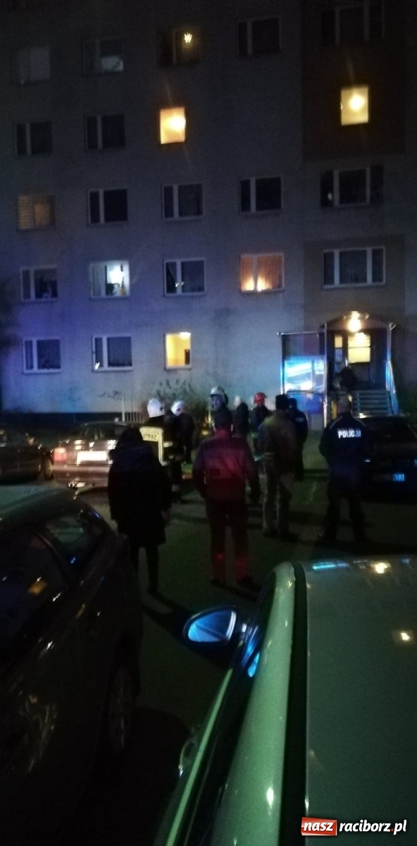 Zdjęcie w galerii na portalu naszraciborz.pl: Balkon jak pochodnia. Pożar na Żorskiej  wiadomości z regionu