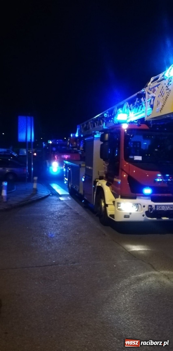 Zdjęcie w galerii na portalu naszraciborz.pl: Balkon jak pochodnia. Pożar na Żorskiej  wiadomości z regionu