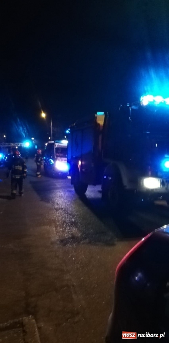 Zdjęcie w galerii na portalu naszraciborz.pl: Balkon jak pochodnia. Pożar na Żorskiej  wiadomości z regionu