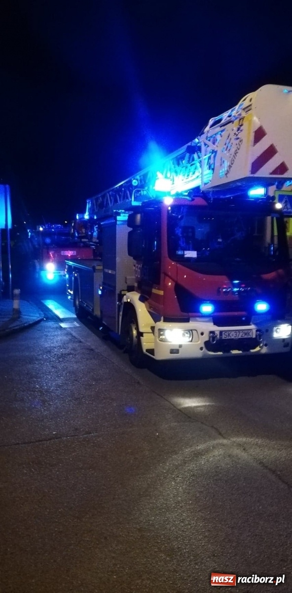 Zdjęcie w galerii na portalu naszraciborz.pl: Balkon jak pochodnia. Pożar na Żorskiej  wiadomości z regionu