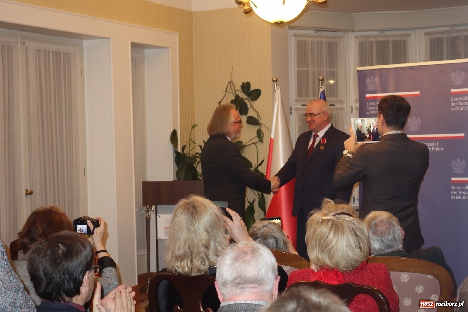 Zdjęcie w galerii na portalu naszraciborz.pl: Bene Merito - medal polskiego MSZ dla raciborzanina  wiadomości z regionu