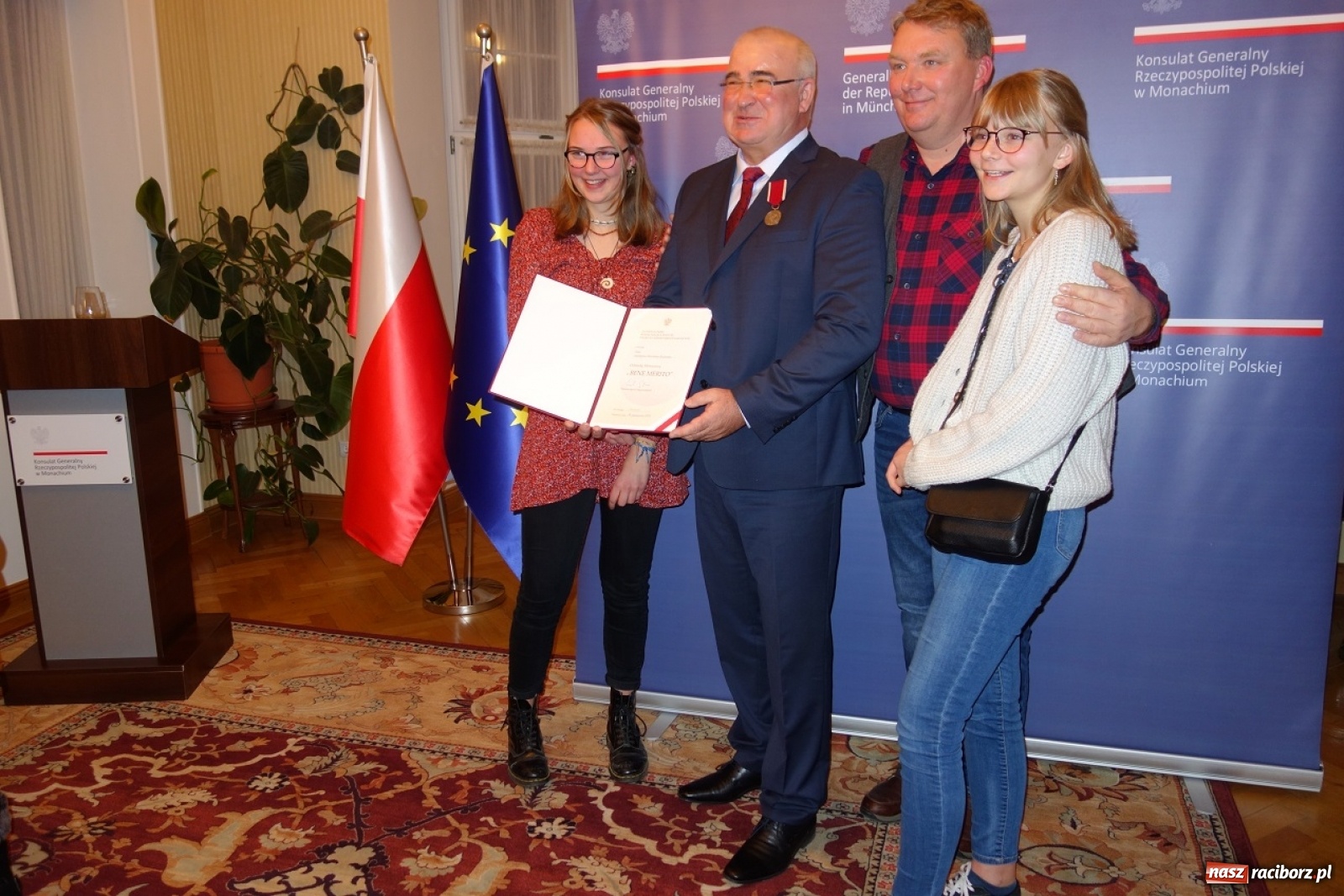 Zdjęcie w galerii na portalu naszraciborz.pl: Bene Merito - medal polskiego MSZ dla raciborzanina  wiadomości z regionu