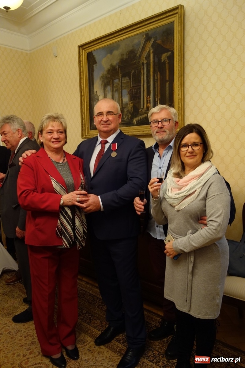 Zdjęcie w galerii na portalu naszraciborz.pl: Bene Merito - medal polskiego MSZ dla raciborzanina  wiadomości z regionu