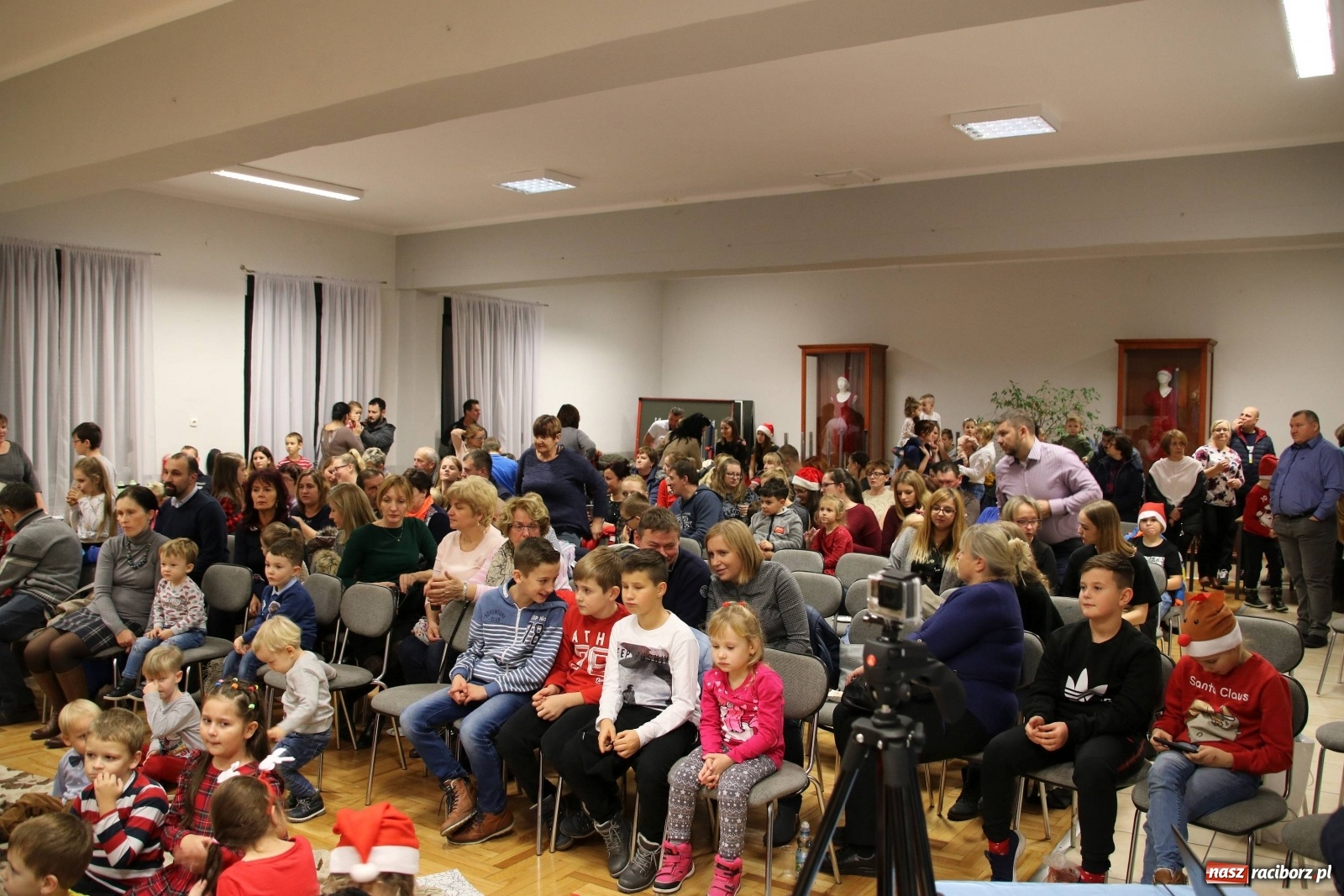 Zdjęcie w galerii na portalu naszraciborz.pl: Mikołajkowy baśniowy ambaras w Roszkowie [FOTO] wiadomości z regionu