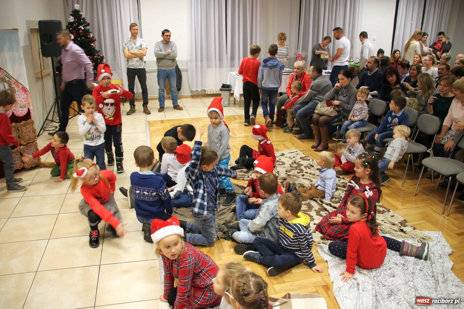 Zdjęcie w galerii na portalu naszraciborz.pl: Mikołajkowy baśniowy ambaras w Roszkowie [FOTO] wiadomości z regionu