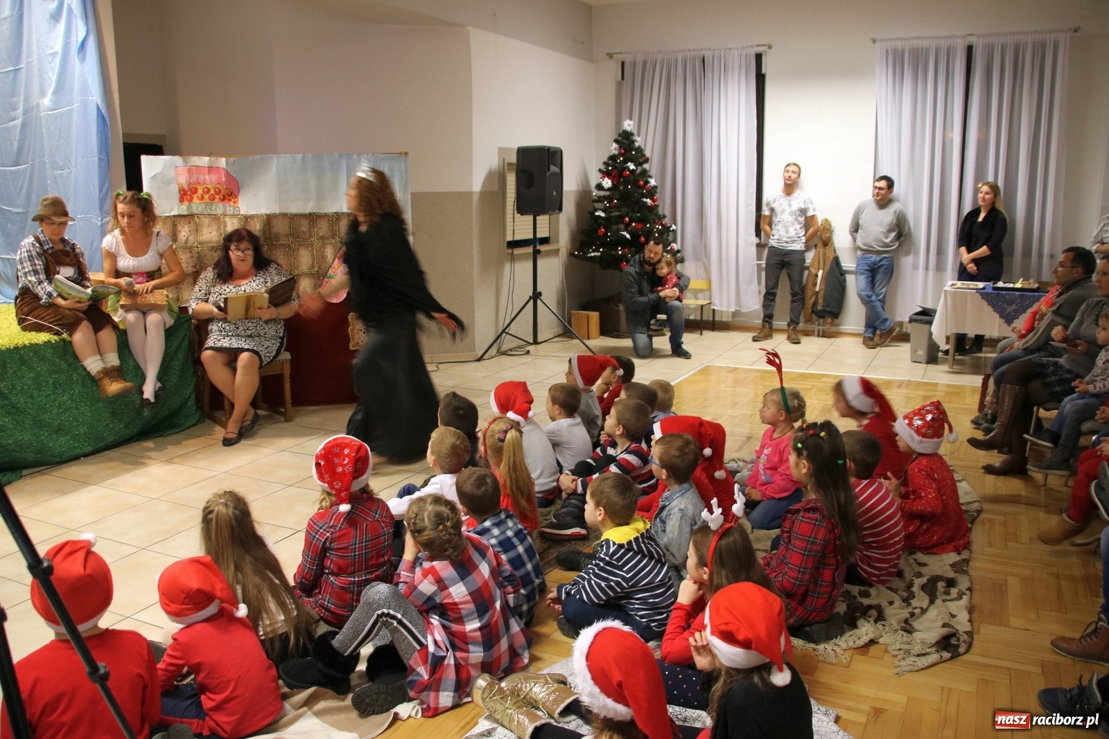 Zdjęcie w galerii na portalu naszraciborz.pl: Mikołajkowy baśniowy ambaras w Roszkowie [FOTO] wiadomości z regionu