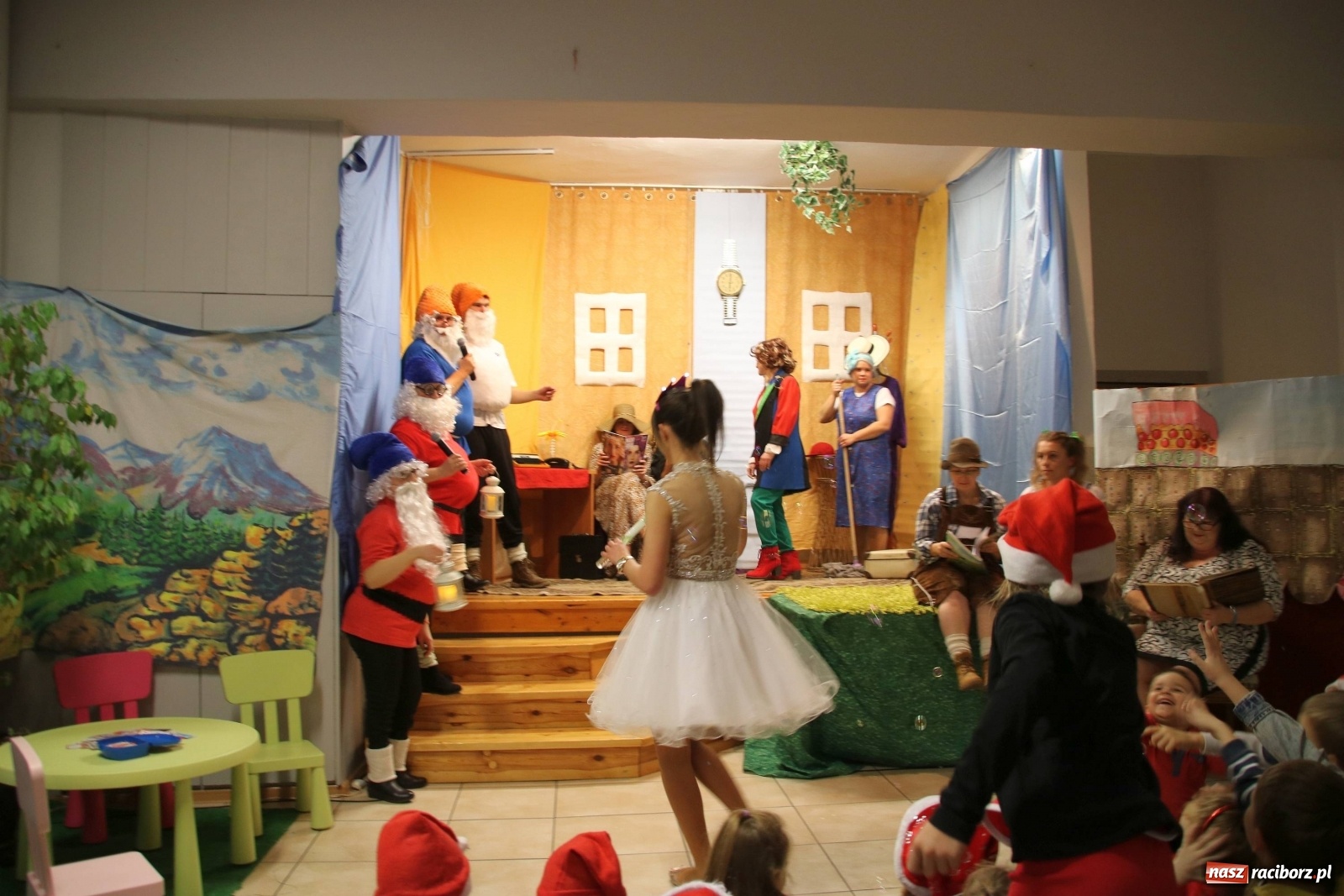 Zdjęcie w galerii na portalu naszraciborz.pl: Mikołajkowy baśniowy ambaras w Roszkowie [FOTO] wiadomości z regionu