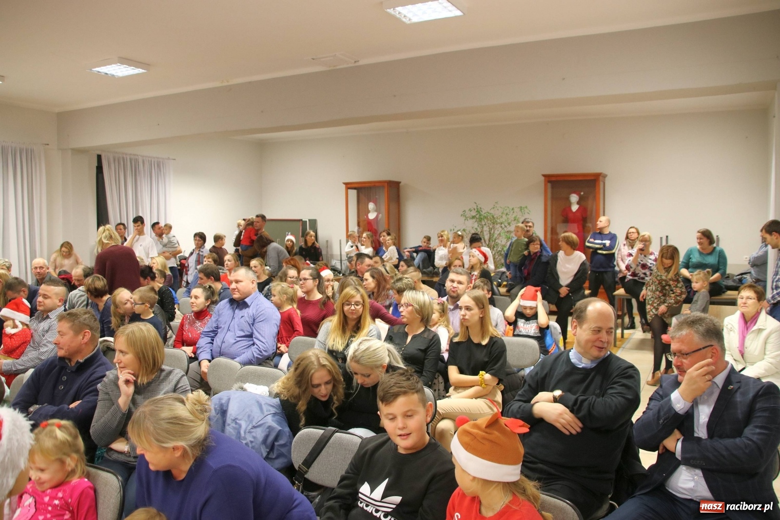 Zdjęcie w galerii na portalu naszraciborz.pl: Mikołajkowy baśniowy ambaras w Roszkowie [FOTO] wiadomości z regionu