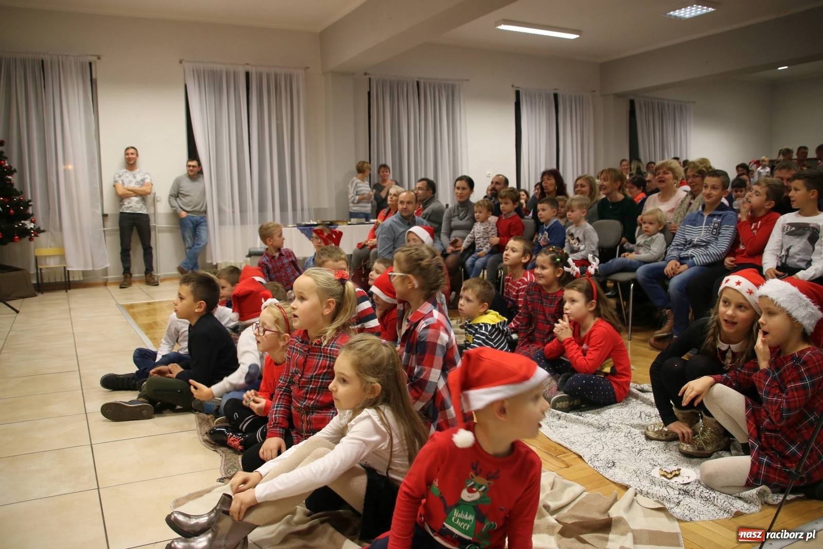 Zdjęcie w galerii na portalu naszraciborz.pl: Mikołajkowy baśniowy ambaras w Roszkowie [FOTO] wiadomości z regionu