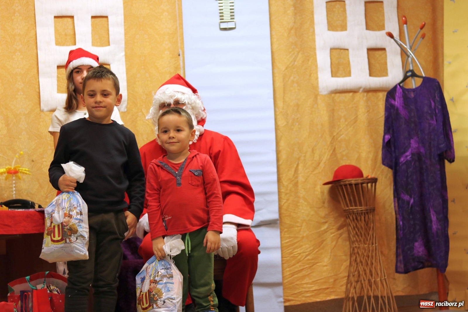 Zdjęcie w galerii na portalu naszraciborz.pl: Mikołajkowy baśniowy ambaras w Roszkowie [FOTO] wiadomości z regionu