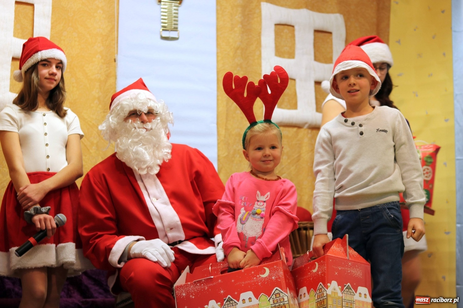 Zdjęcie w galerii na portalu naszraciborz.pl: Mikołajkowy baśniowy ambaras w Roszkowie [FOTO] wiadomości z regionu