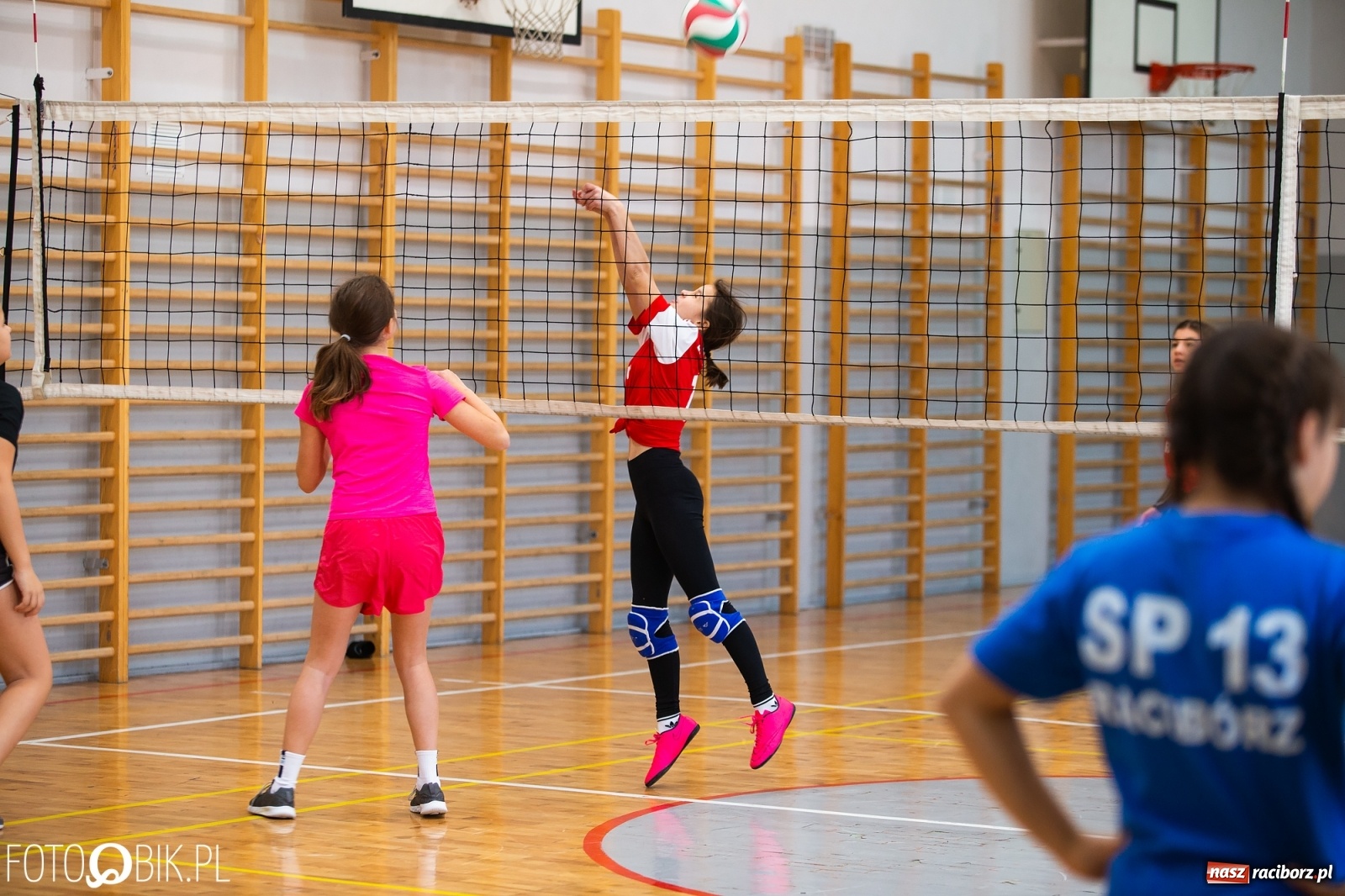 Zdjęcie w galerii na portalu naszraciborz.pl: Mikołajkowy turniej dwójek siatkarskich wiadomości z regionu