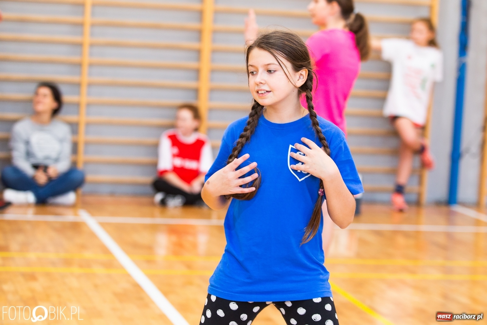 Zdjęcie w galerii na portalu naszraciborz.pl: Mikołajkowy turniej dwójek siatkarskich wiadomości z regionu