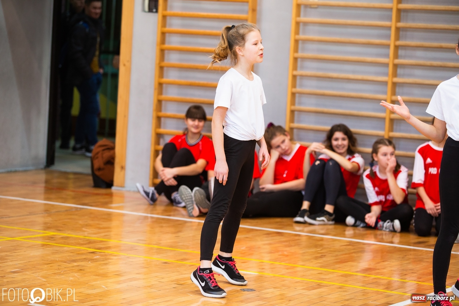 Zdjęcie w galerii na portalu naszraciborz.pl: Mikołajkowy turniej dwójek siatkarskich wiadomości z regionu