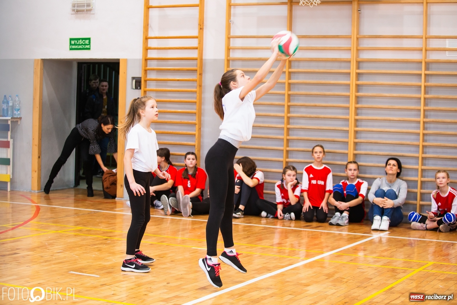 Zdjęcie w galerii na portalu naszraciborz.pl: Mikołajkowy turniej dwójek siatkarskich wiadomości z regionu