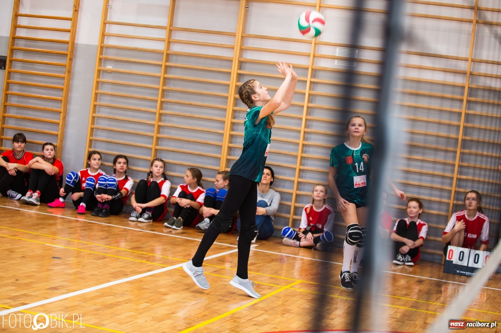 Zdjęcie w galerii na portalu naszraciborz.pl: Mikołajkowy turniej dwójek siatkarskich wiadomości z regionu