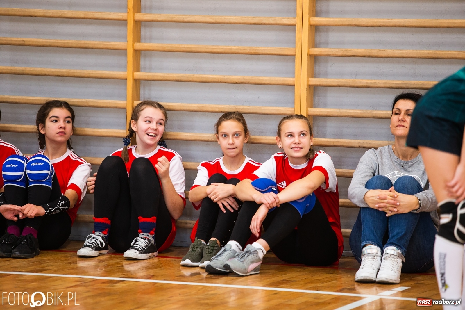 Zdjęcie w galerii na portalu naszraciborz.pl: Mikołajkowy turniej dwójek siatkarskich wiadomości z regionu