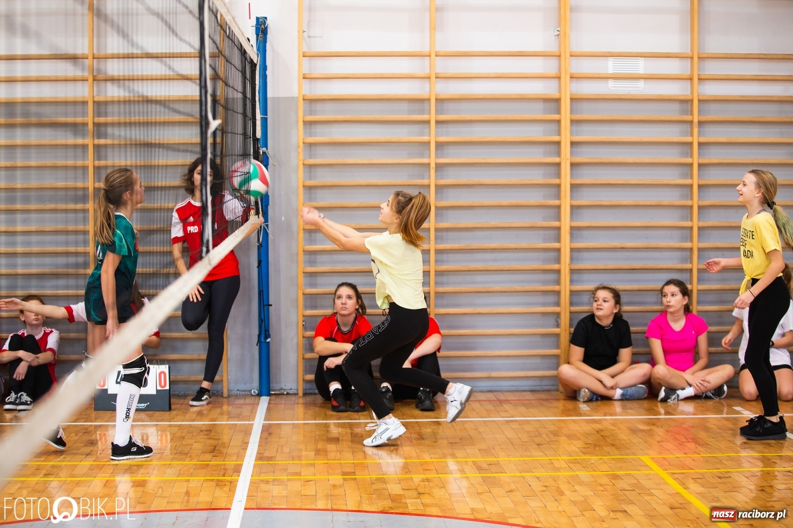 Zdjęcie w galerii na portalu naszraciborz.pl: Mikołajkowy turniej dwójek siatkarskich wiadomości z regionu