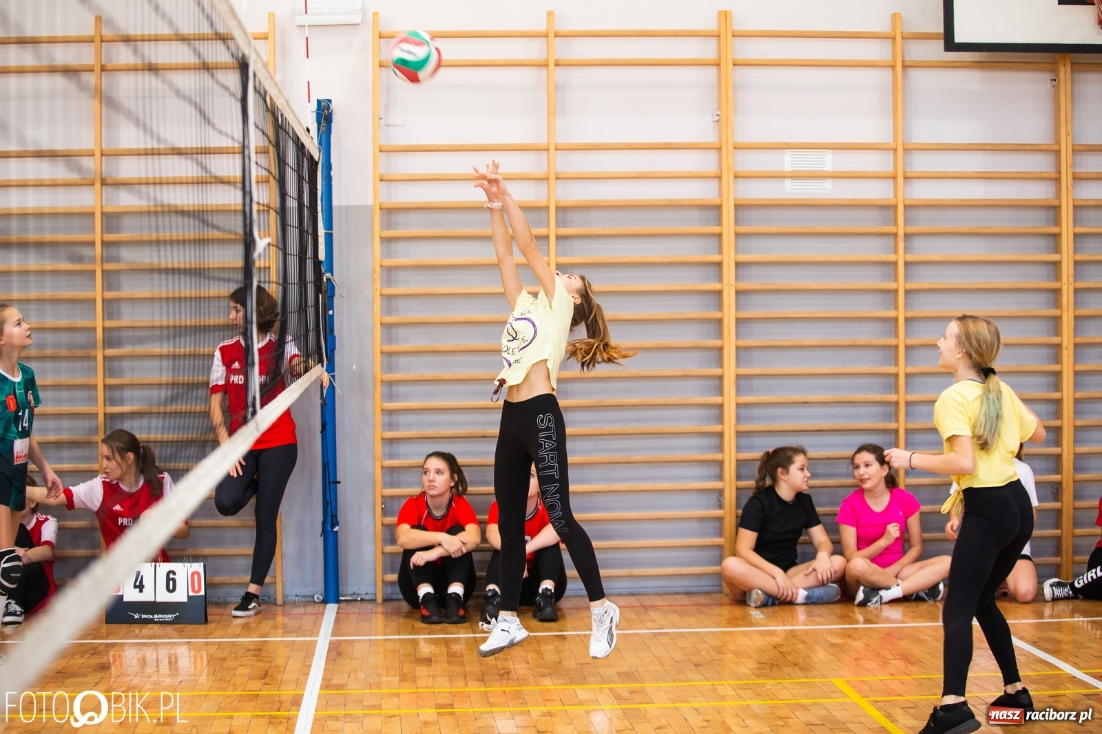 Zdjęcie w galerii na portalu naszraciborz.pl: Mikołajkowy turniej dwójek siatkarskich wiadomości z regionu