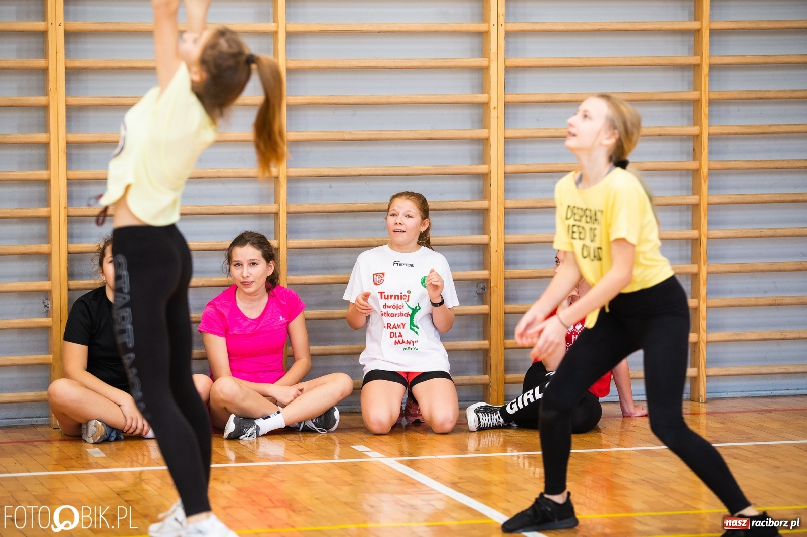 Zdjęcie w galerii na portalu naszraciborz.pl: Mikołajkowy turniej dwójek siatkarskich wiadomości z regionu