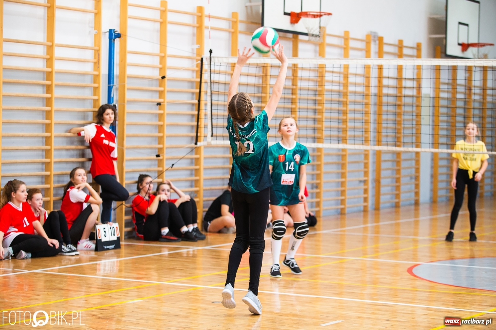 Zdjęcie w galerii na portalu naszraciborz.pl: Mikołajkowy turniej dwójek siatkarskich wiadomości z regionu