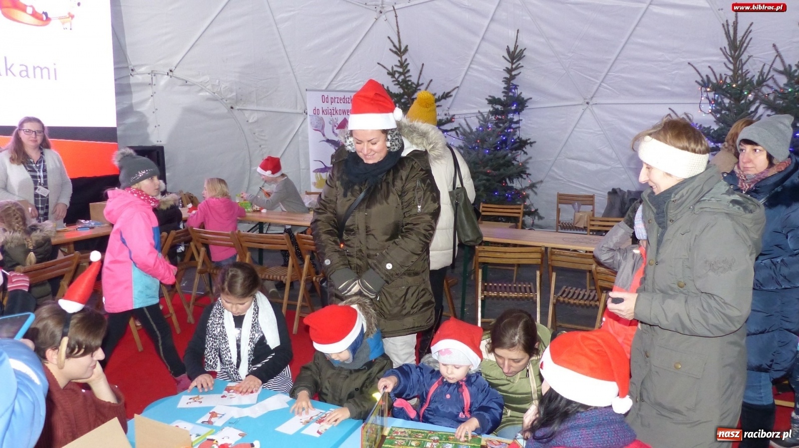 Zdjęcie w galerii na portalu naszraciborz.pl: Biblioteka na Jarmarku Bożonarodzeniowym wiadomości z regionu
