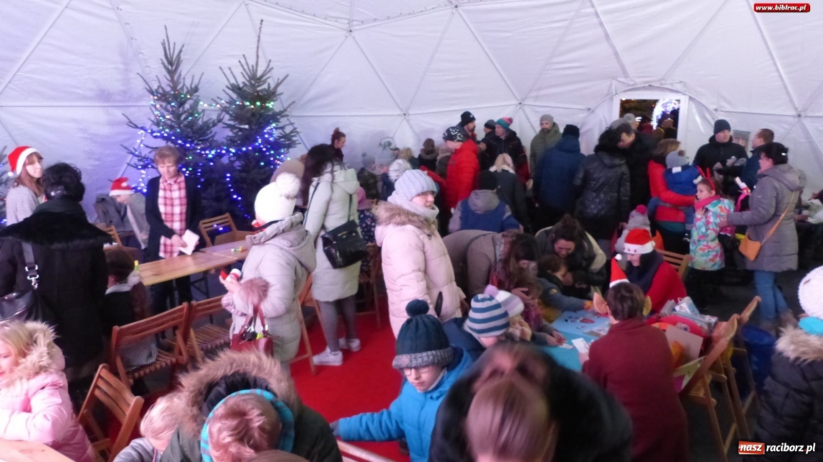 Zdjęcie w galerii na portalu naszraciborz.pl: Biblioteka na Jarmarku Bożonarodzeniowym wiadomości z regionu