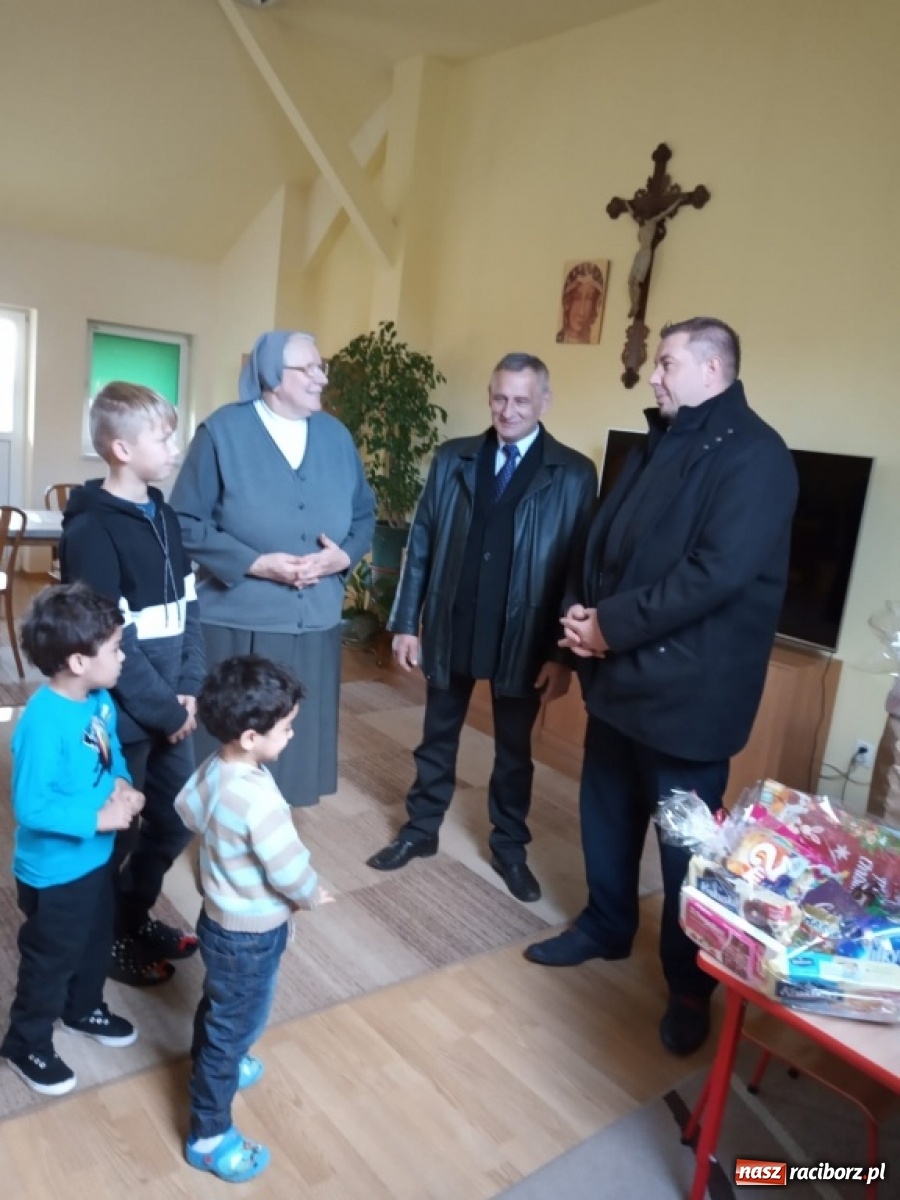 Zdjęcie w galerii na portalu naszraciborz.pl: Starosta i radni podróżowali z prezentami  wiadomości z regionu