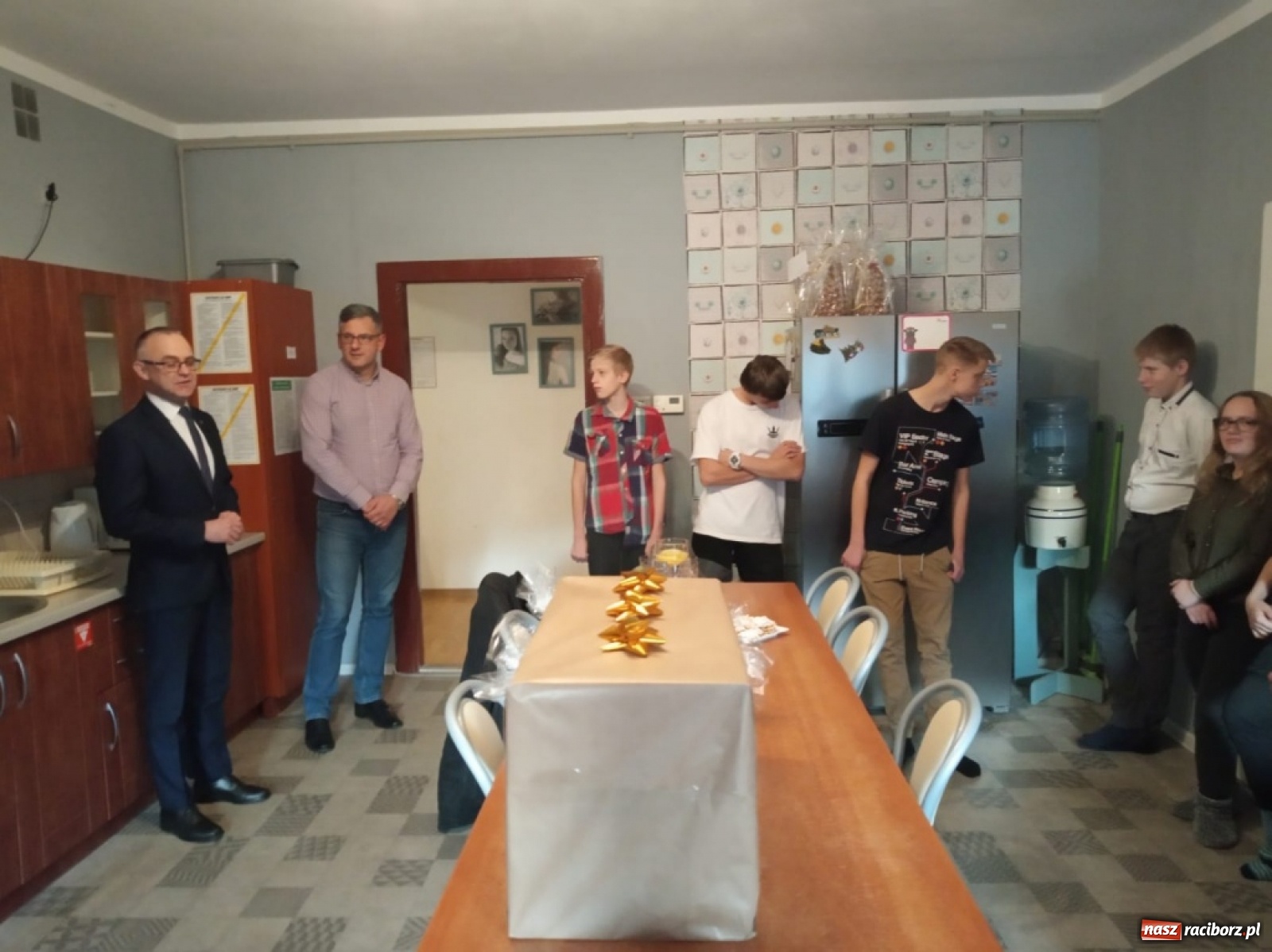 Zdjęcie w galerii na portalu naszraciborz.pl: Starosta i radni podróżowali z prezentami  wiadomości z regionu